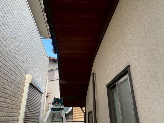 姫路市の雨樋交換を脚立を使用して実施